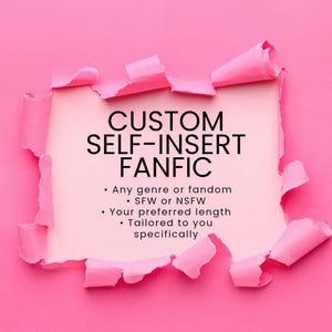 Può includere: Uno sfondo rosa con un effetto carta strappata che rivela il testo "CUSTOM SELF-INSERT FANFIC". Il testo aggiuntivo include "Qualsiasi genere o fandom", "SFW o NSFW", "La tua lunghezza preferita" e "Su misura per te."