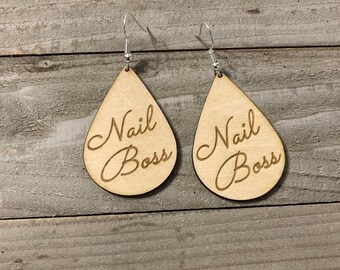 Pendientes Nail Boss / Madera cortada con láser / Tiras de uñas / Estilista
