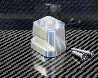 El soporte de pared Fanatec QR2 para el aro del volante de EPIC Sim Solutions se adapta al soporte de pared de aluminio Fanatec Quick Release 2 y al soporte de perfil 8020