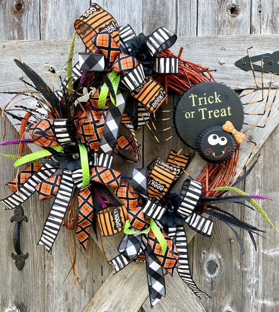 TRICK or TREAT spider Halloween Wreath, Spider fun Halloween wreath, soider ghost wreath, halloween door decor