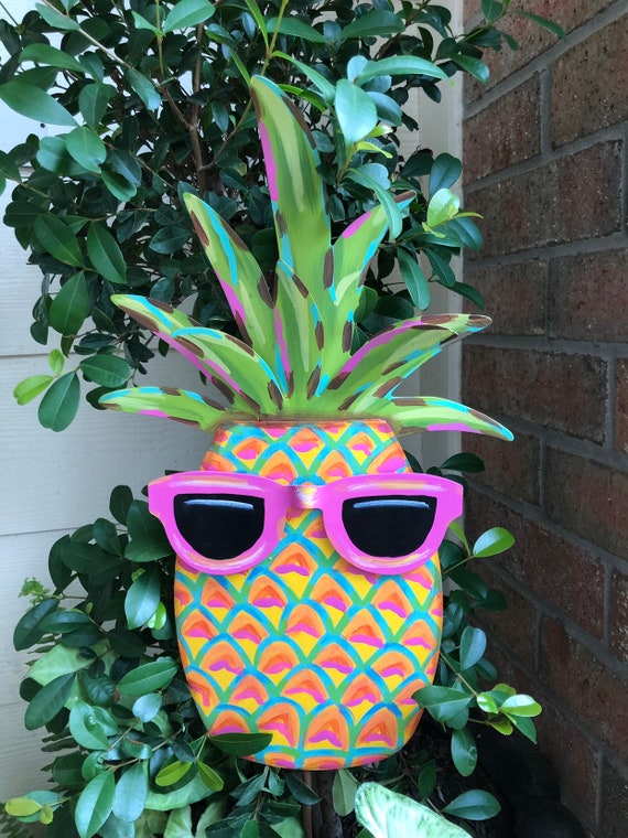 PINEAPPLE SIGN, Round Top Collection sign, pineapple with sunglasses sign