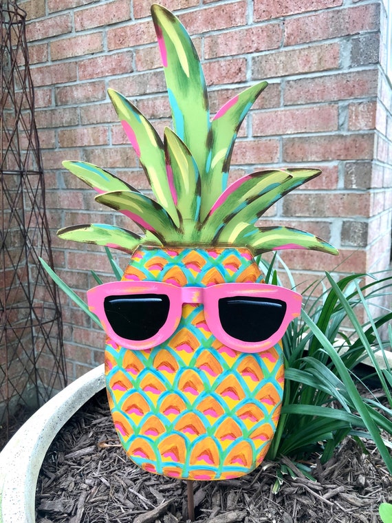 PINEAPPLE SIGN, Round Top Collection sign, pineapple with sunglasses sign