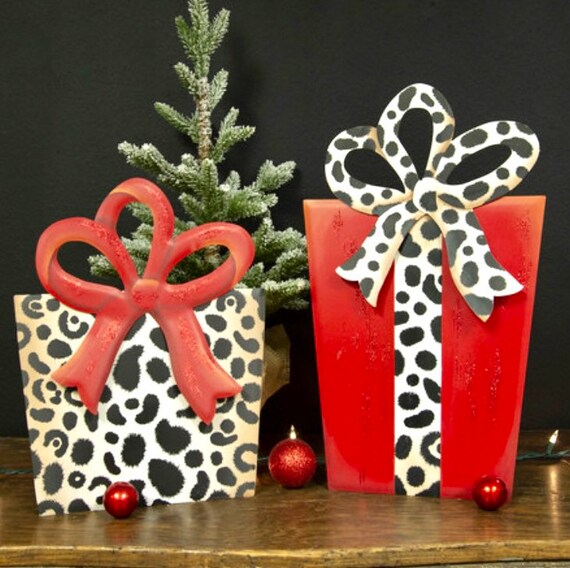 CHRISTMAS LEOPARD PRESENT sign, Matching Round Top Collection sign, Christmas Leopard yard sign