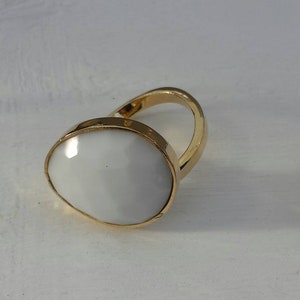 Einstellbare Messing-Ring, weißer Stein, Maxi-Ring, goldener Ring, weiß, weiß, handgefertigte Ring, handgemachte Ring
