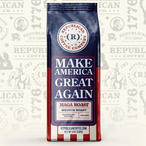 Puede incluir: Una bolsa de café molido con un diseño rojo, blanco y azul. La bolsa presenta el texto "Make America Great Again" y "Maga Roast". La bolsa es de 12 onzas (340g).