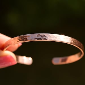 Pulseira personalizada, cobre gravado liso, punho martelado, dama de honra, pulseira de identificação, joias personalizadas, presente cristão, texto externo, interno