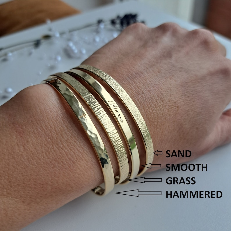 22K vergulde gegraveerde armband, aangepaste gravure, gouden manchetarmband, katholiek, gepersonaliseerde armband, bruidsmeisjescadeau, huwelijkscadeau afbeelding 7