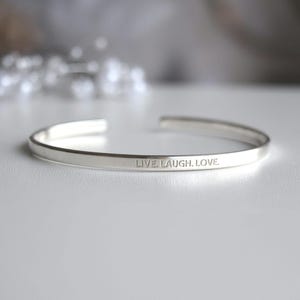 925 sterlingzilveren armband, gepersonaliseerde boodschap, 3 mm smal gegraveerd zilveren manchet voor vrouwen, moeder, cadeau-idee Valentijnsdag, aandenken
