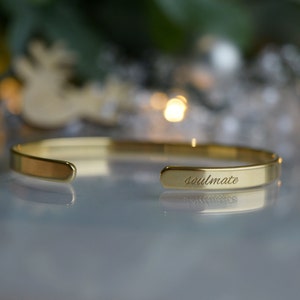 Pulsera grabada chapada en oro de 22K, grabado personalizado, pulsera de puño de oro, católica, pulsera personalizada, regalo de dama de honor, regalo de boda imagen 2
