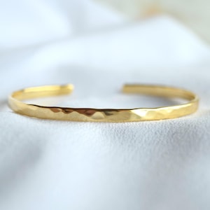 Bracelet gravé en plaqué or 22 carats, bracelet personnalisé pour femme, support martelé étroit 3 mm, cadeau de remise des diplômes, manchette jonc, cadeau pour une mère