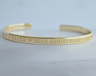 Cadeau d'anniversaire, Bracelet gravé en plaqué or 22 carats, Bracelet manchette en or personnalisé, Bracelet d'anniversaire, Cadeau pour femme, mari, parents