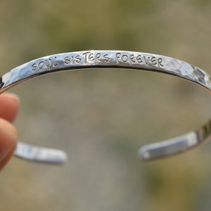 Sterling Silver 925 Personalized, Hammered Custom Engraved Bracelet, Engraved Bracelets, Couples Cuffs, Handwriting Text, Mother's Day Gift zdjęcie 3