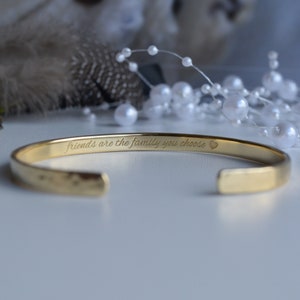 Pulsera grabada chapada en oro de 22K, grabado personalizado, pulsera de puño de oro, católica, pulsera personalizada, regalo de dama de honor, regalo de boda imagen 4
