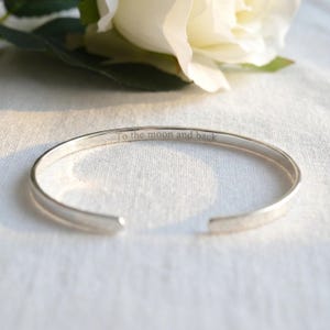 Bracciale rigido in argento sterling inciso: bracciale sottile personalizzato, gioielli dell'amicizia