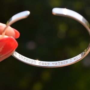 Bracciale inciso personalizzato in argento sterling 925 personalizzato, martellato, braccialetti incisi, polsini per coppie, testo scritto a mano, regalo per la festa della mamma immagine 2