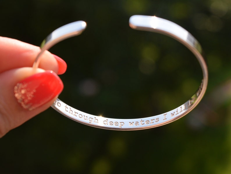 Bracciale inciso personalizzato in argento sterling 925 personalizzato, martellato, braccialetti incisi, polsini per coppie, testo scritto a mano, regalo per la festa della mamma immagine 2