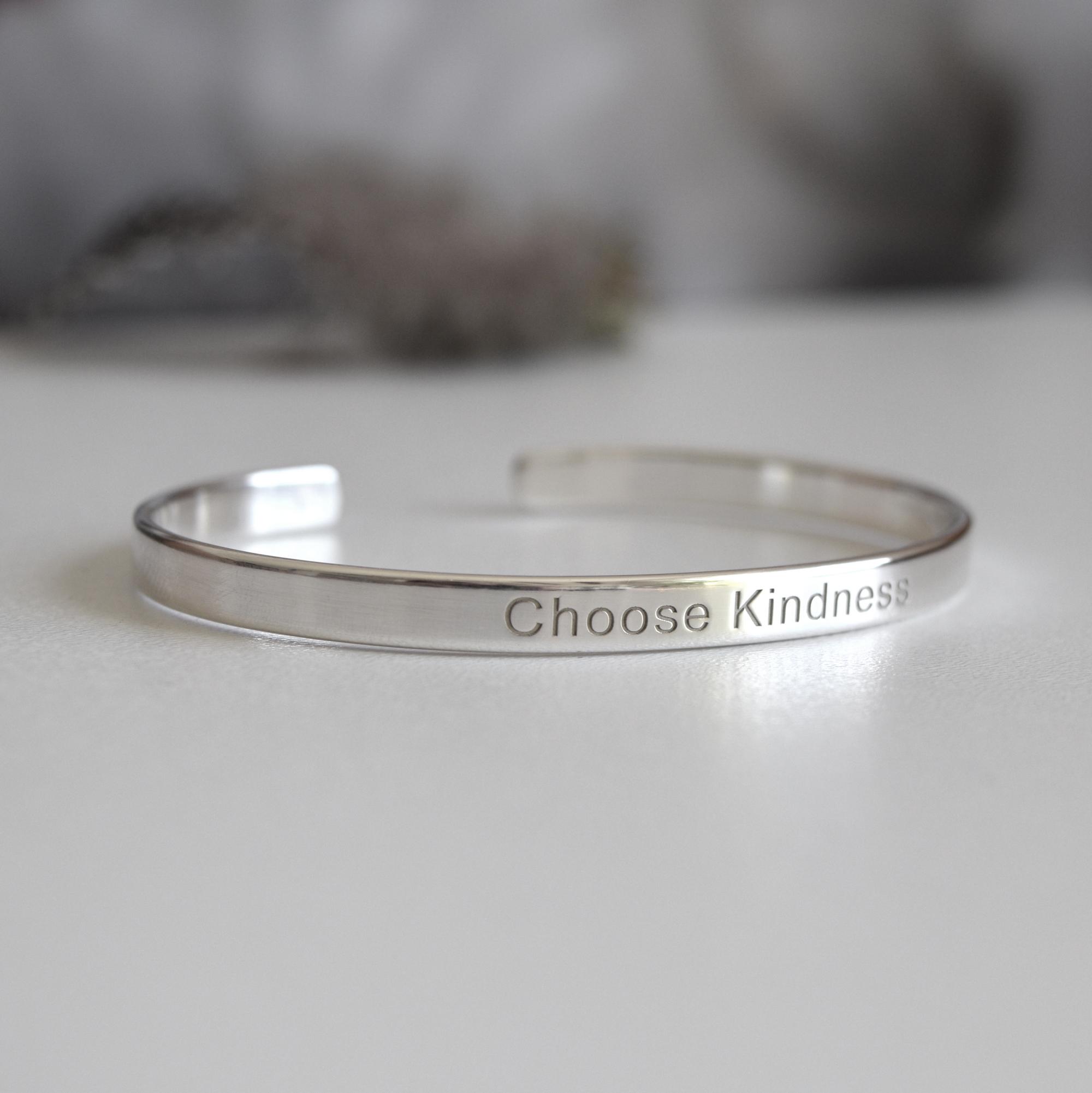 刻印入りシルバー925カフブレスレット：パーソナライズされた