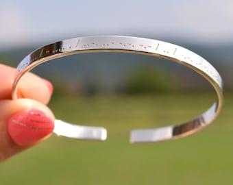 Pulsera de plata de ley con código Morse grabado a medida: Grabado láser