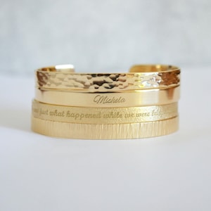 Pulseira gravada banhada a ouro 22K, bracelete dourado, bracelete de ouro personalizado, suporte personalizado para mulheres e homens, personalizável, 0,25 polegada de largura, brilhante