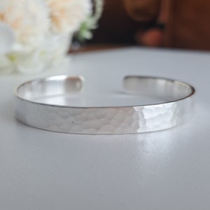 Pulsera grabada en plata de ley, pulsera personalizada de plata auténtica 925 martillada, 8 mm, mantra, pulsera motivacional, escritura a mano, 0,3 '' de ancho