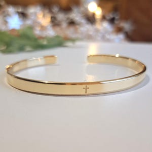 Pulsera grabada chapada en oro de 22K, brazalete grabado, brazalete de oro, pulsera WWJD con crucifijo, católico, símbolo de fe, esperanza, amor, pero Dios