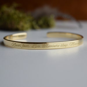 22K vergulde gegraveerde armband, aangepaste gravure, gouden manchetarmband, katholiek, gepersonaliseerde armband, bruidsmeisjescadeau, huwelijkscadeau afbeelding 1