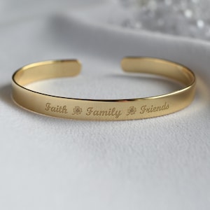 Pulsera grabada bañada en oro de 22 quilates, brazalete de oro, idea de regalo religioso, Dios, cristiano, grabado católico, No temas, porque yo estoy contigo