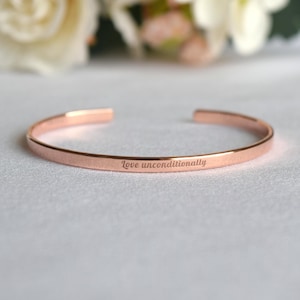 Bracciale rigido in rame personalizzato: testo personalizzato