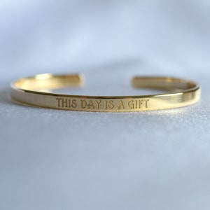 Pulsera grabada chapada en oro de 22K, grabado personalizado, pulsera de puño de oro, católica, pulsera personalizada, regalo de dama de honor, regalo de boda imagen 3