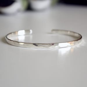 Pulseira de prata esterlina, mensagem personalizada, pulseira estreita gravada, pulseira personalizada, punho 925, delicado 3 mm, presente elegante e de bom gosto