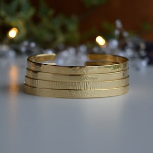 Pulsera grabada chapada en oro de 22K, grabado personalizado, pulsera de puño de oro, católica, pulsera personalizada, regalo de dama de honor, regalo de boda imagen 6