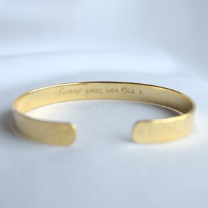 Pulsera grabada chapada en oro de 22 quilates, brazalete con texto escrito a mano, brazalete grabado, 0,3'' de ancho, su cotización, regalo personalizado único, boda