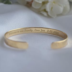 Pulsera grabada bañada en oro de 22 quilates, brazalete grabado con mantra, brazalete de oro personalizado, pulsera personalizada para mujer, 0,25 pulgadas de ancho, regalo para mujer