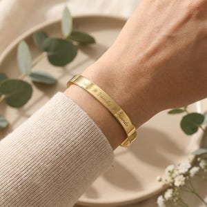 Braccialetto inciso placcato oro 22K: bracciale mantra personalizzato, larghezza 1/4''