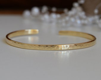 Cadeau personnalisé, Bracelet gravé en plaqué or 22 carats, Bracelet d'anniversaire pour femme, Bracelets gravés martelés étroits de 3 mm, Manchette Soul Sisters