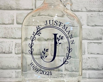 Pot de monogramme de couronne florale personnalisé ~ pichet en verre de 1 gallon pour économies/pièces de monnaie ~ cadeau unique pour mariage, anniversaire, événement familial