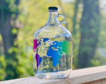 Fonds de voyage pour tirelire carte du monde ~ Carafe en verre de 1 gallon avec carte du monde en vinyle arc-en-ciel ~ multicolore ~ tie-dye