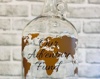 Notre fonds d'aventure ~ Fonds de voyage en pot d'argent de carte du monde - Pichet en verre de 1 gallon pour billets et pièces de monnaie - Cadeau unique pour les voyageurs