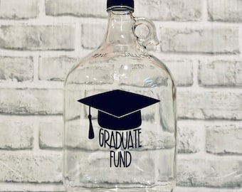 FONDS POUR DIPLMÉS Carafe d'épargne | Pot d'argent | Tirelire | Cadeau pour l'obtention du diplôme d'études secondaires/collégiales | Entièrement personnalisable pour ajouter les couleurs d'une école !