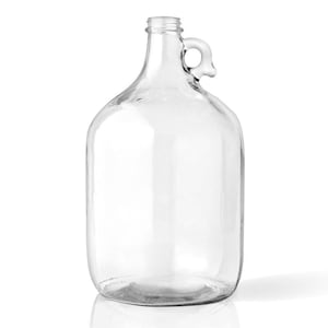 K&ouml;nnte beinhalten: Eine klare Glaskaraffe mit Henkel. Die Karaffe ist leer und hat einen runden K&ouml;rper.
