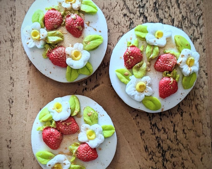 Strawberry Biscuit Box, Hand Iced letterbox Biscuits, Personalised Gift, Vegan Avialable
