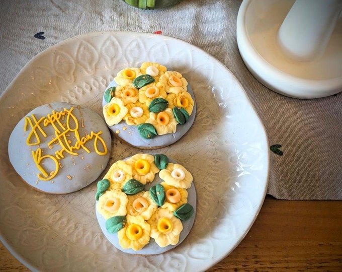 Hand Iced Daffodil Biscuits, Spring Flower Sugar Cookies, Personalised Letterbox Biscuits - Vegan Available