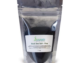Può includere: Un sacchetto trasparente richiudibile pieno di sale marino nero. Il sacchetto ha un'etichetta bianca con il testo "Soapbeauty pure & natural" e "Black Sea Salt - Fine". Il sacchetto contiene 28 grammi di prodotto.