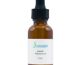 Può includere: Una bottiglia di vetro marrone con un contagocce nero. La bottiglia è etichettata "Soapeaty" e "olio di fragranza alla pesca" con un'etichetta bianca. La bottiglia contiene 1 fl oz di olio di fragranza.