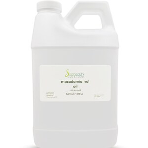 Może przedstawiać: Biały plastikowy pojemnik z uchwytem, ​​zawierający olej z orzech&oacute;w makadamia. Etykieta głosi: "Soapeauty pure & natural macadamia nut oil tłoczony na zimno 1,89 L". Pojemnik ma białą zakrętkę.