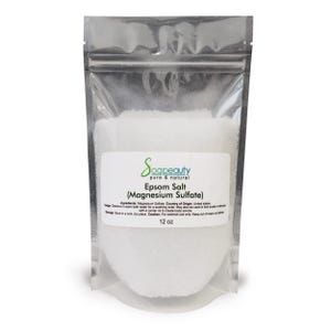 Pu&ograve; includere: Una busta di plastica trasparente richiudibile riempita di sale di Epsom bianco, etichettata Soapbeauty pure & natural, Epsom Salt (Magnesium Sulfate), 12 oz. L'etichetta include testo su ingredienti, utilizzo, conservazione e avvertenze.