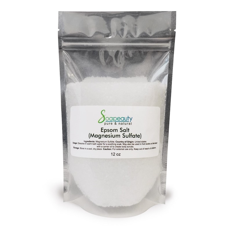 Pu&ograve; includere: Una busta di plastica trasparente richiudibile riempita di sale di Epsom bianco, etichettata Soapbeauty pure & natural, Epsom Salt (Magnesium Sulfate), 12 oz. L'etichetta include testo su ingredienti, utilizzo, conservazione e avvertenze.