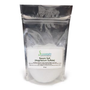 Pu&ograve; includere: Una busta di plastica trasparente richiudibile contenente sale di Epsom bianco, con un'etichetta riportante il testo Soapbeauty pure & natural, Epsom Salt (Magnesium Sulfate), ingredienti, uso, origine, conservazione, avvertenze e 227g.