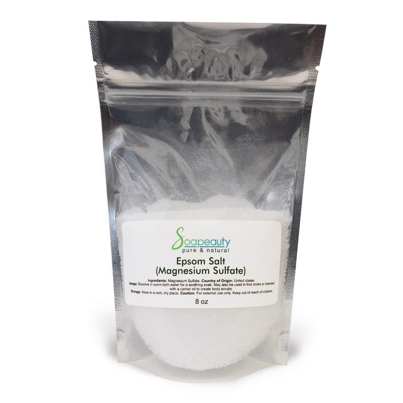 Pu&ograve; includere: Una busta di plastica trasparente richiudibile contenente sale di Epsom bianco, con un'etichetta riportante il testo Soapbeauty pure & natural, Epsom Salt (Magnesium Sulfate), ingredienti, uso, origine, conservazione, avvertenze e 227g.