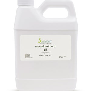 Może przedstawiać: Biały plastikowy pojemnik z olejem z orzech&oacute;w makadamia. Etykieta głosi "Soapeauty pure & natural macadamia nut oil tłoczony na zimno 946 ml." Pojemnik ma uchwyt i zakrętkę.